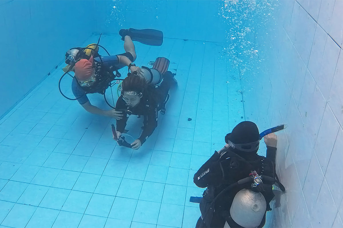 Pelatihan Diving Di Kolam Renang